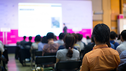 Group of people setted in a classroom facing the instructor