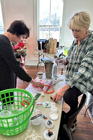 Kathryn lead a workshop teaching members like Rebecca to make holiday decorations. 
