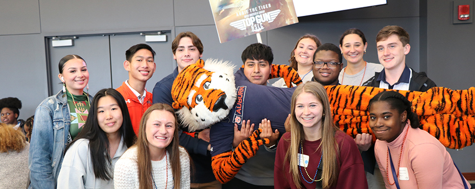 Students carrying Aubie.