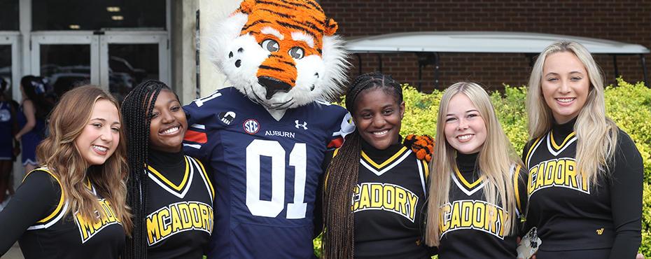 Aubie posing with cheer squad