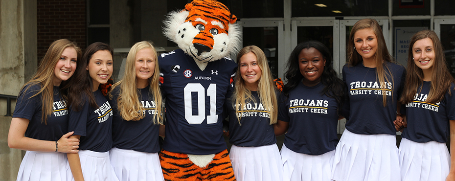 Aubie posing with cheer squad