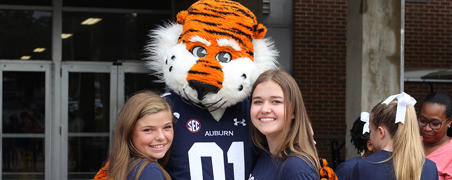 Aubie with cheerleaders