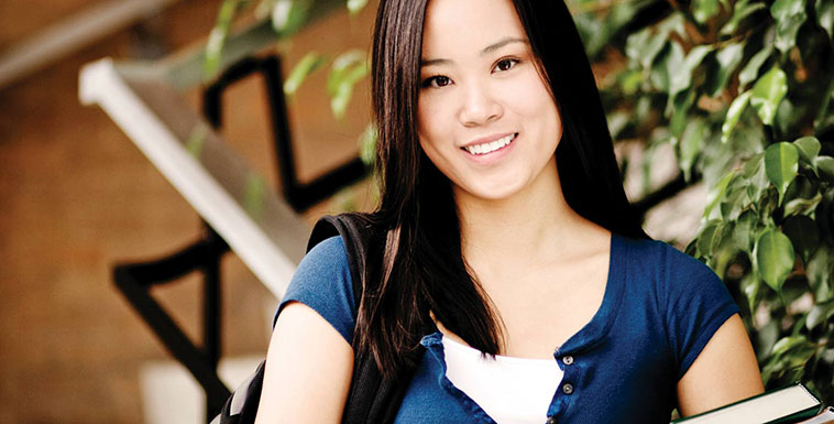 A student holding her books